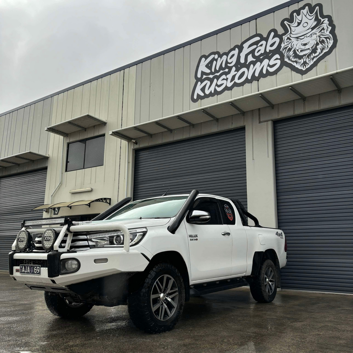 N80 HILUX SHORT ENTRY DUAL SNORKELS