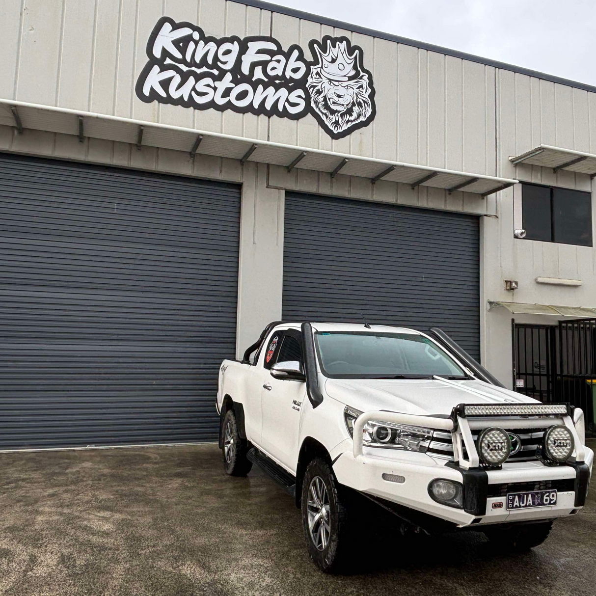 N80 HILUX SHORT ENTRY DUAL SNORKELS