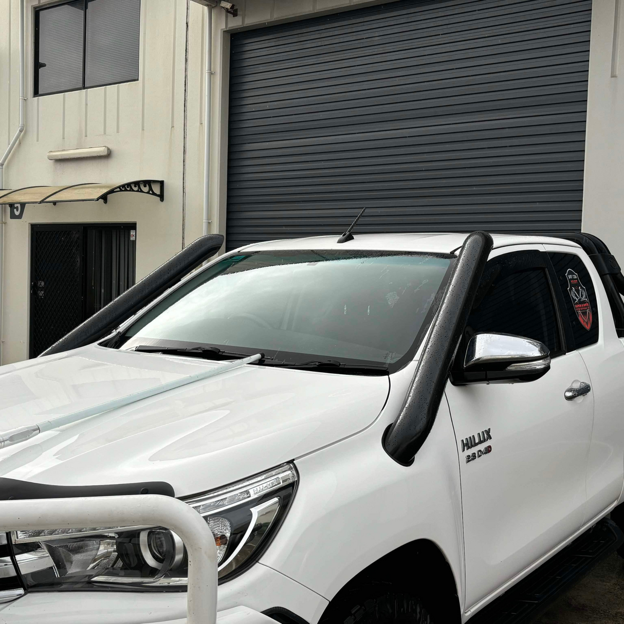N80 HILUX SHORT ENTRY DUAL SNORKELS